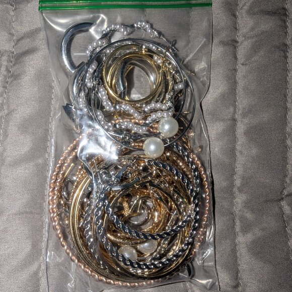 $3 with Bundle ~ Grab Bag Full of Cheap NWOT Costume Jewelry Earrings 4360 - Picture 1 of 3